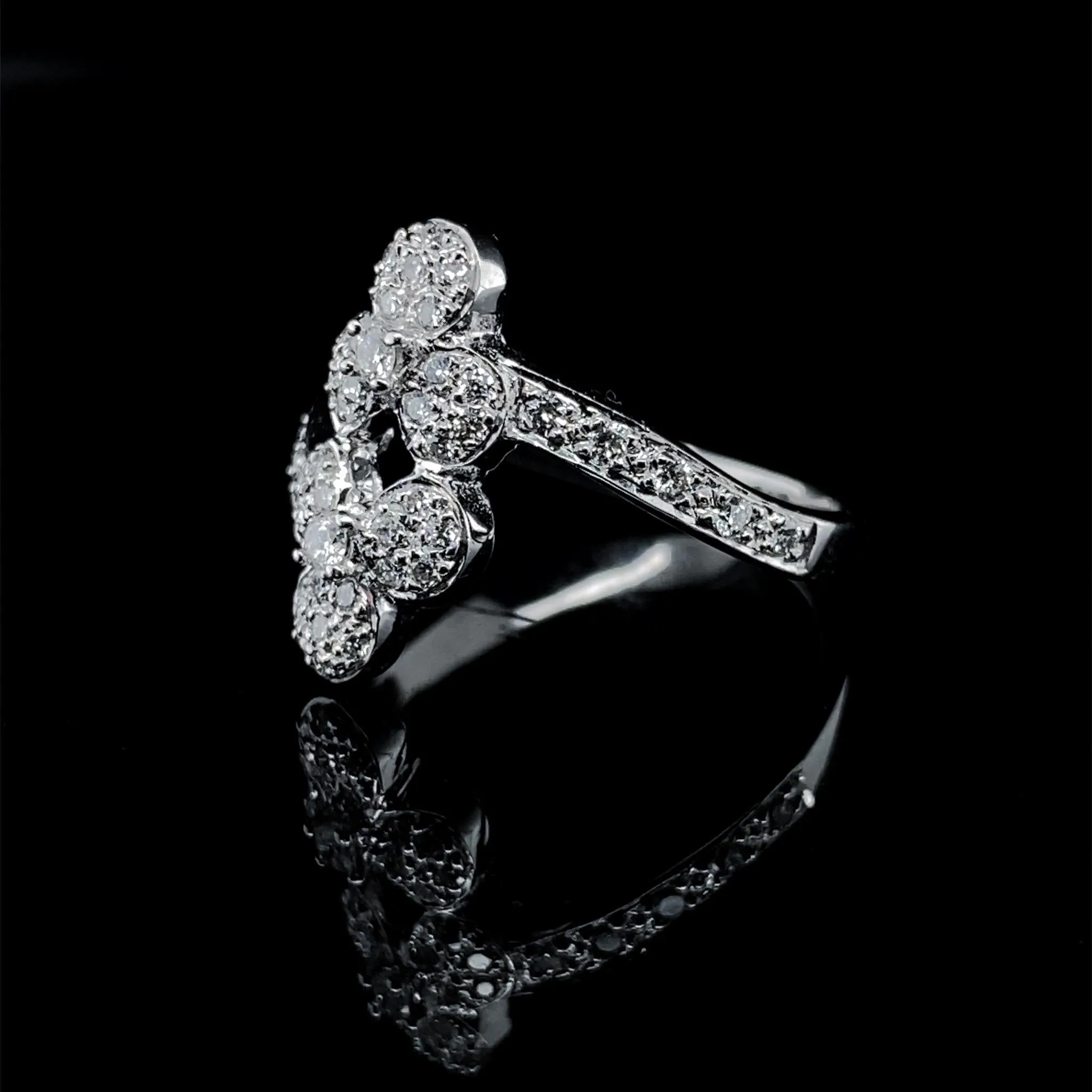 #BA29 | Trio Round Diamond Ring 18kt