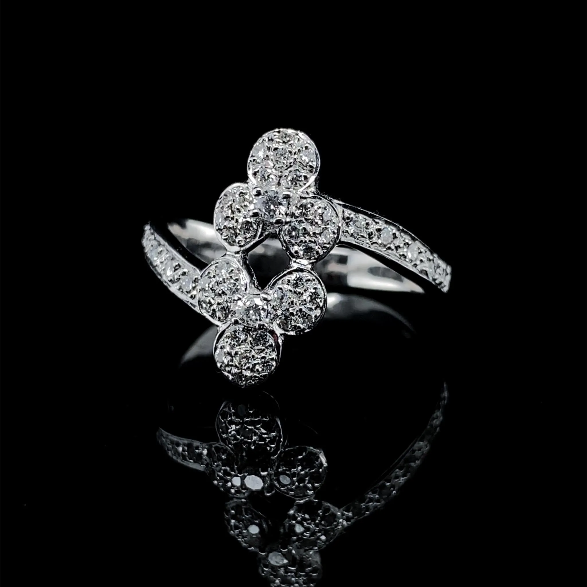 #BA29 | Trio Round Diamond Ring 18kt