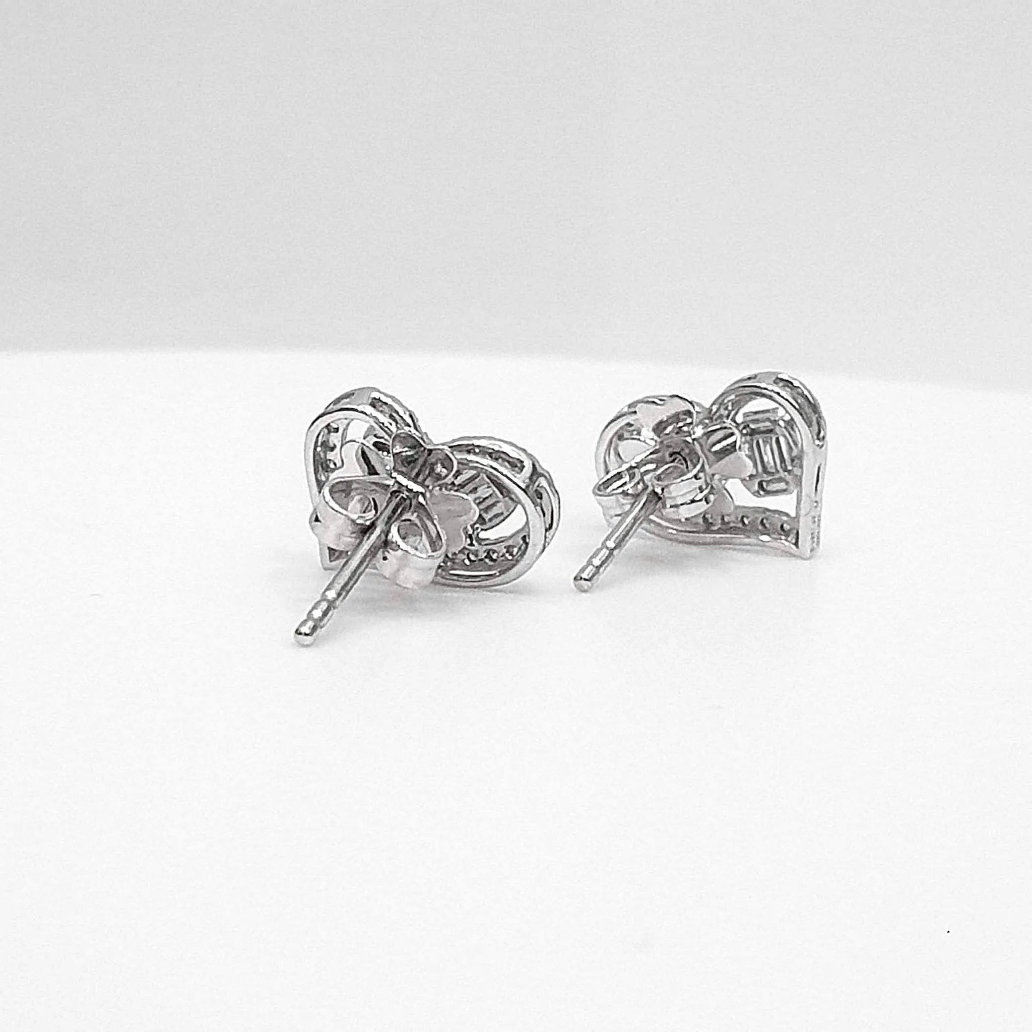 #LVNA2024 | Classic Heart Oval Stud Diamond Earrings 14kt