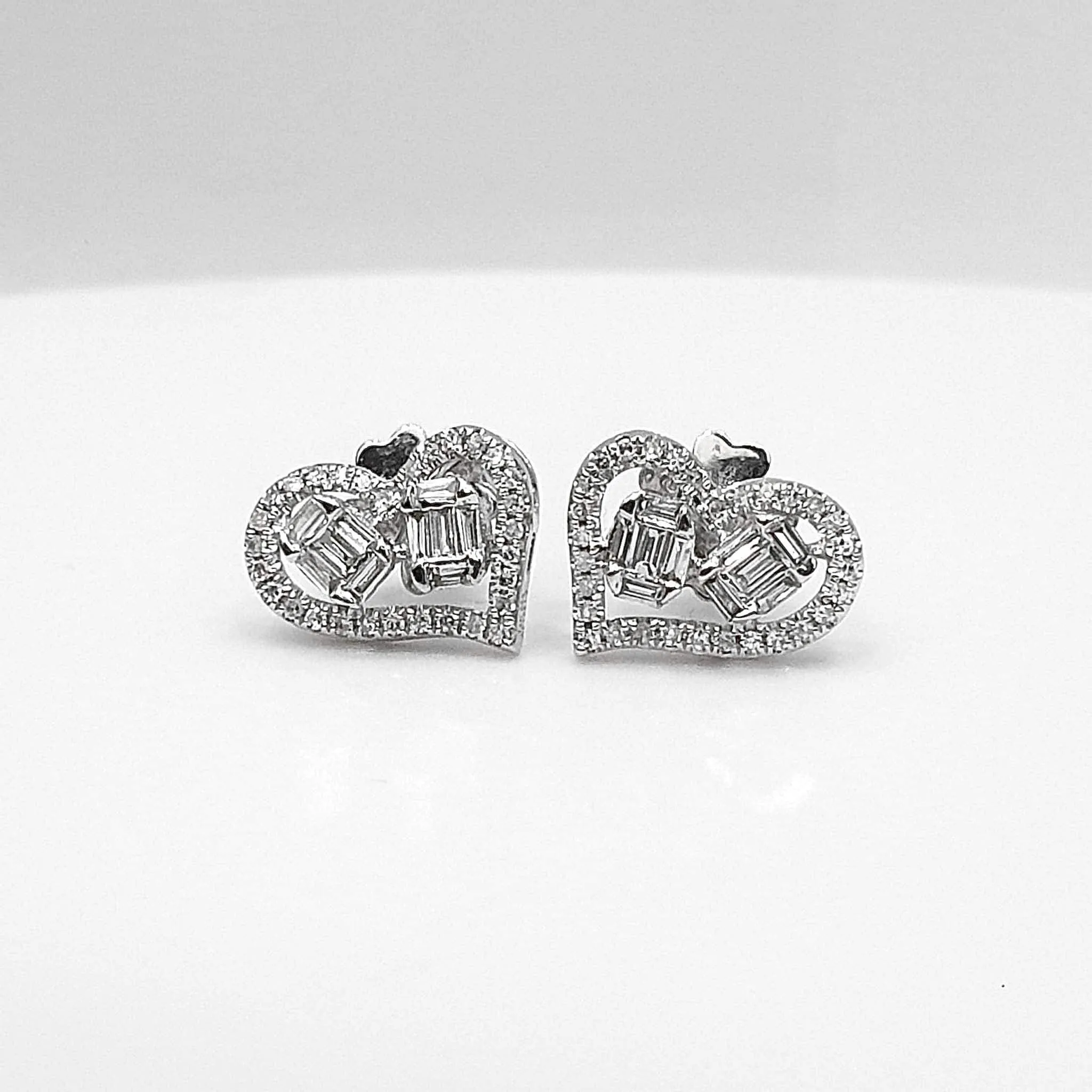 #LVNA2024 | Classic Heart Oval Stud Diamond Earrings 14kt