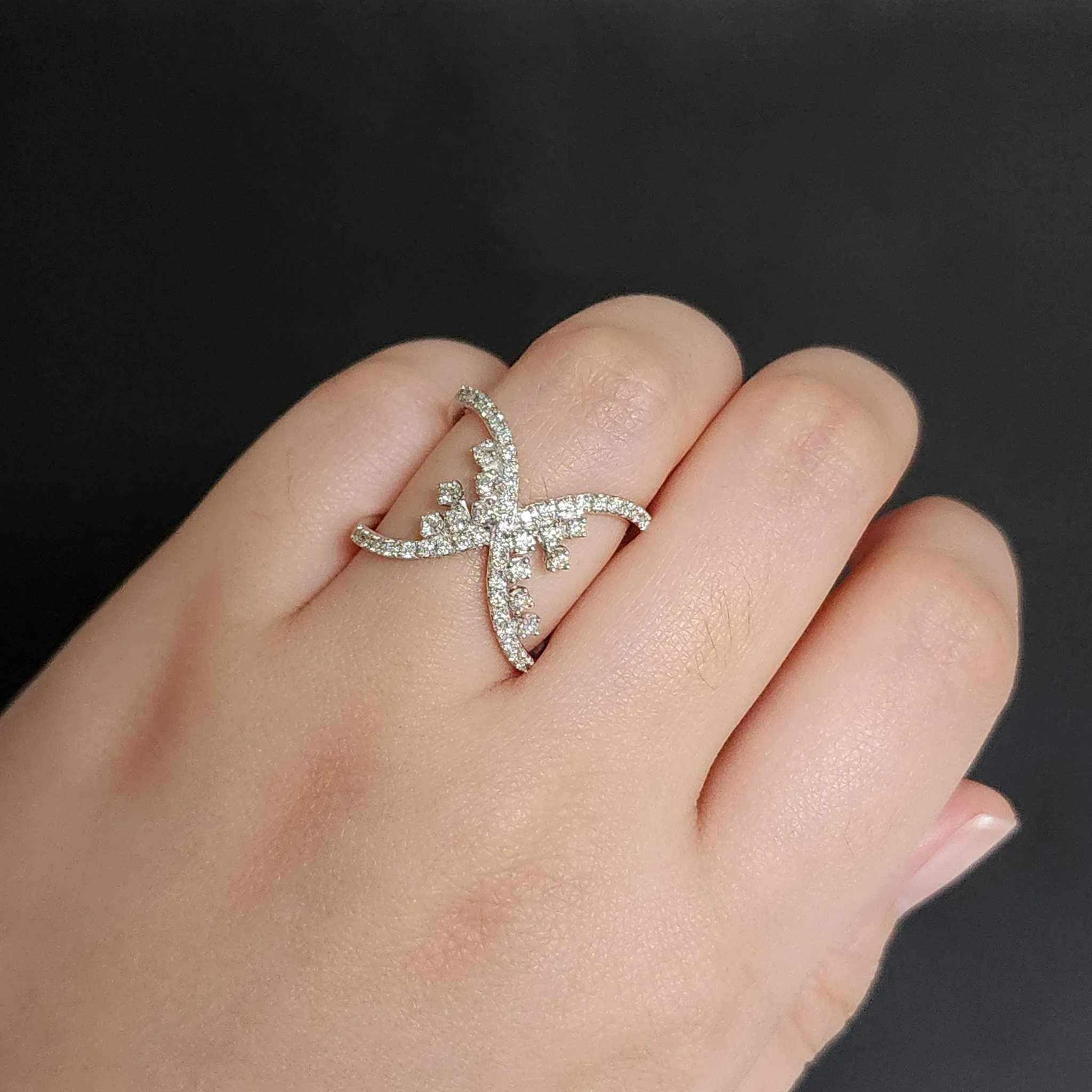 #LVNA2024 | Crossover Cluster Paved Statement Diamond Ring 18kt