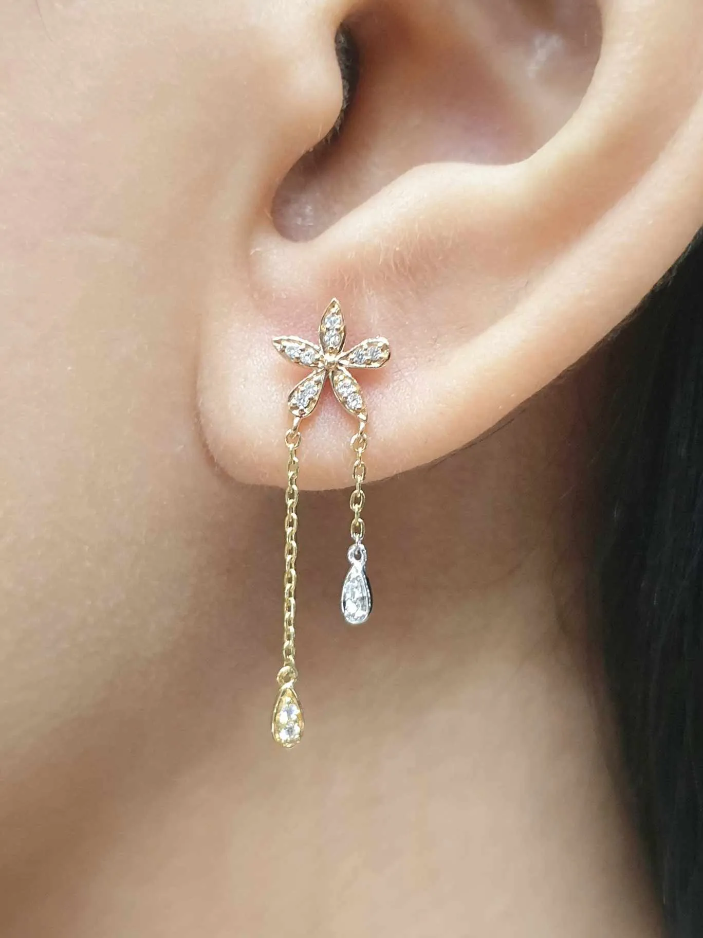 #LVNA2024 | Flower Drop Pear Dangling Diamond Earrings 18kt