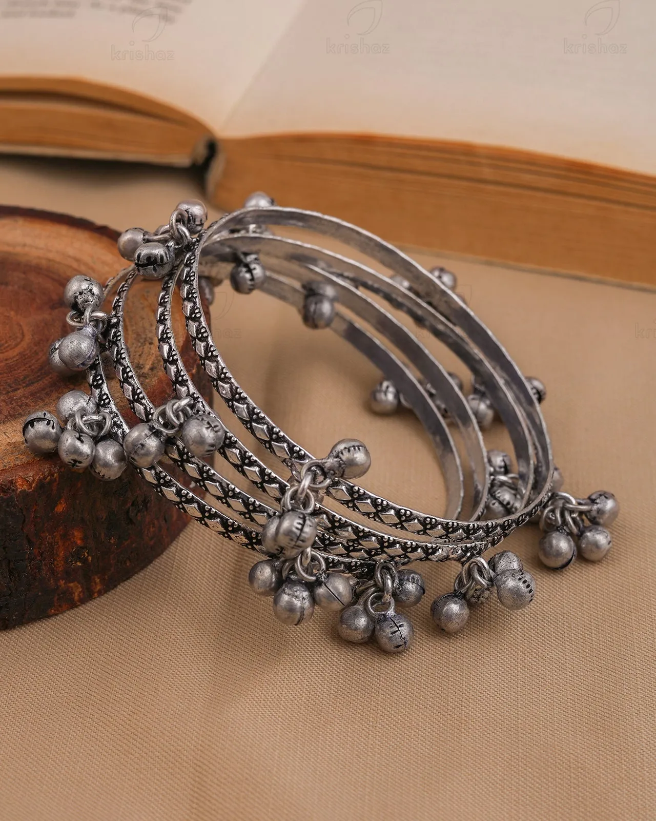 Nirvan 4 pcs Chudiyaan (Bangles)